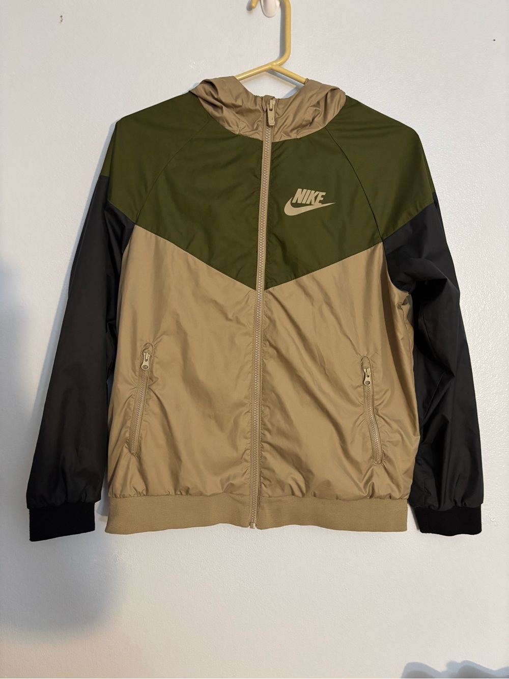 Nike Men’s Windbreaker Jacket in Olive, Khaki & Black